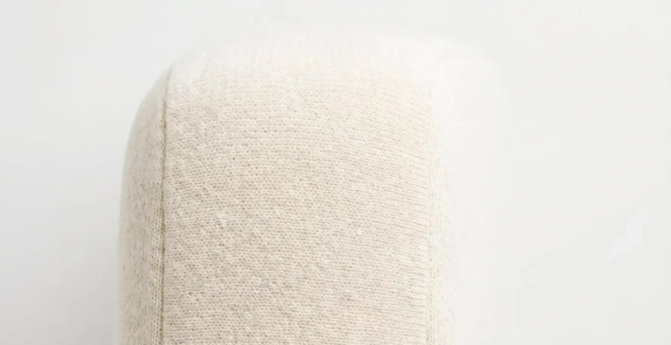 Détail de l'enveloppe en fibre de bambou d'un surmatelas mémoire de forme, texture aérée visible